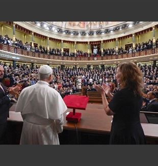 Papież Leon XIV przyjmuje oklaski Kongresu Deputowanych w Madrycie z okazji swojej podróży apostolskiej do Hiszpanii (©Ansa/Vatican Media)
