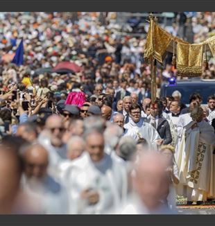 Papież Leon XIV przewodniczy procesji Bożego Ciała podczas podróży apostolskiej do Hiszpanii. Madryt, Plaza de Cibeles (© EPA/Javier Lizon)