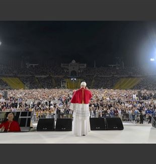 Papież Leon XIV podczas czuwania modlitewnego z młodzieżą w Barcelonie, we wtorek 9 czerwca (©Ansa/Vatican Media)
