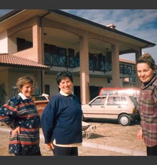 Novella Scardovi (w środku) z Adele Tellarini (po lewej) w 1996 r., kilka dni przed otwarciem Izby (©Educare Insieme Onlus)