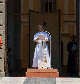 Papież Leon XIV podczas modlitwy Anioł Pański w Castel Gandolfo (© Ansa/Vatican Media)