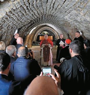  Leon XIV przy grobie św. Szarbela podczas swojej podróży do LibanuValentina Frigerio