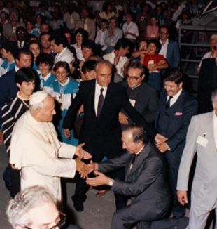 Ks. Giussani klęka przed Janem Pawłem II, przybyłym na Meeting latem 1982 r. Po lewej stronie papieża Emilia Guarnieri (©Meeting Rimini)