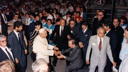 Ks. Luigi Giussani wita św. Jana Pawła II na Meetingu w Rimini w 1982 roku (fot. Meeting)