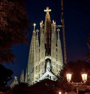 Andrea Mastrovito przed modelem Agnus Dei. Dzieło umieszczono na szczycie Wieży Jezusa Chrystusa w bazylice Sagrada Família w Barcelonie