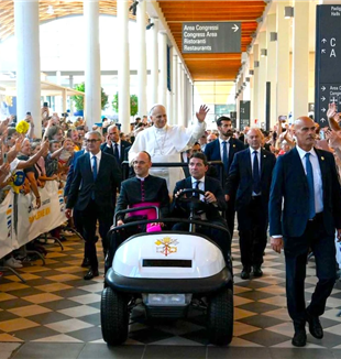 Papież w pawilonach Meetingu w Rimini (©Vatican Media)