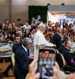 Papież Leon spotyka się z uczestnikami Meetingu w pawilonach Targów w Rimini (©Meeting Rimini)