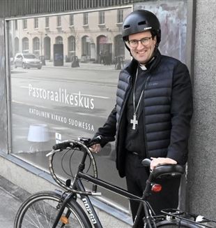 Raimo Goyarrola, biskup Helsinek, rowerem po mieście