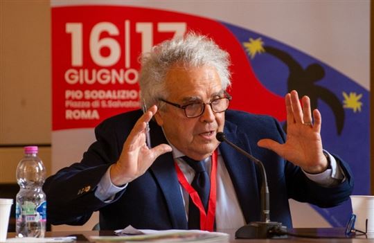Socjolog. Salvatore Abbruzzese, 72 lata, jest emerytowanym profesorem socjologii procesów kulturowych i komunikacyjnych na Uniwersytecie w Trento, gdzie zajmował się również badaniem religii we współczesności