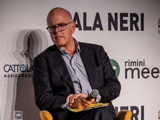 Christopher Caldwell, dziennikarz, jest redaktorem magazynu kulturalnego „The Claremont Review of Books” oraz felietonistą w dziale „Opinie” dziennika „The New York Times”. Podczas Meetingu 2026 wziął udział w spotkaniu pod hasłem „Ameryka na próbie”.