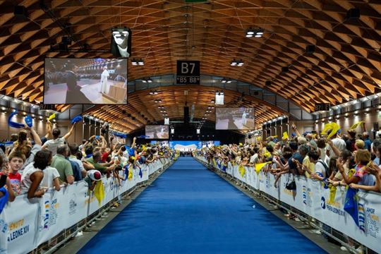 Korytarz Wielkiej Auli, którym przechodził papież Leon XIV. © Archiwum Meetingu w Rimini