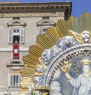 Papież Leon XIV podczas modlitwy Anioł Pański (©Ansa/Fabio Frustaci)