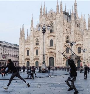 Mediolan, 17 października 2026 Starcia na Piazza Duomo (©Ansa/Matteo Corner)